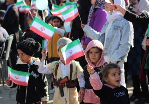 شور و شوق انتخاباتي مردم با پرچم سه رنگ ایران/ سنگ تمام مردم دشتروم برای محمد بهرامی